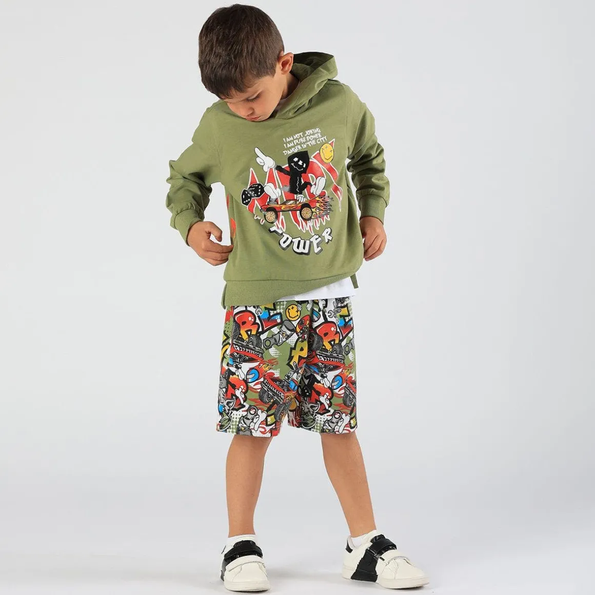 Bermuda da bambino con stampa graffiti