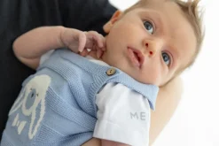 Completo 2 pezzi salopette corta in tricot + t-shirt in jersey per neonato
