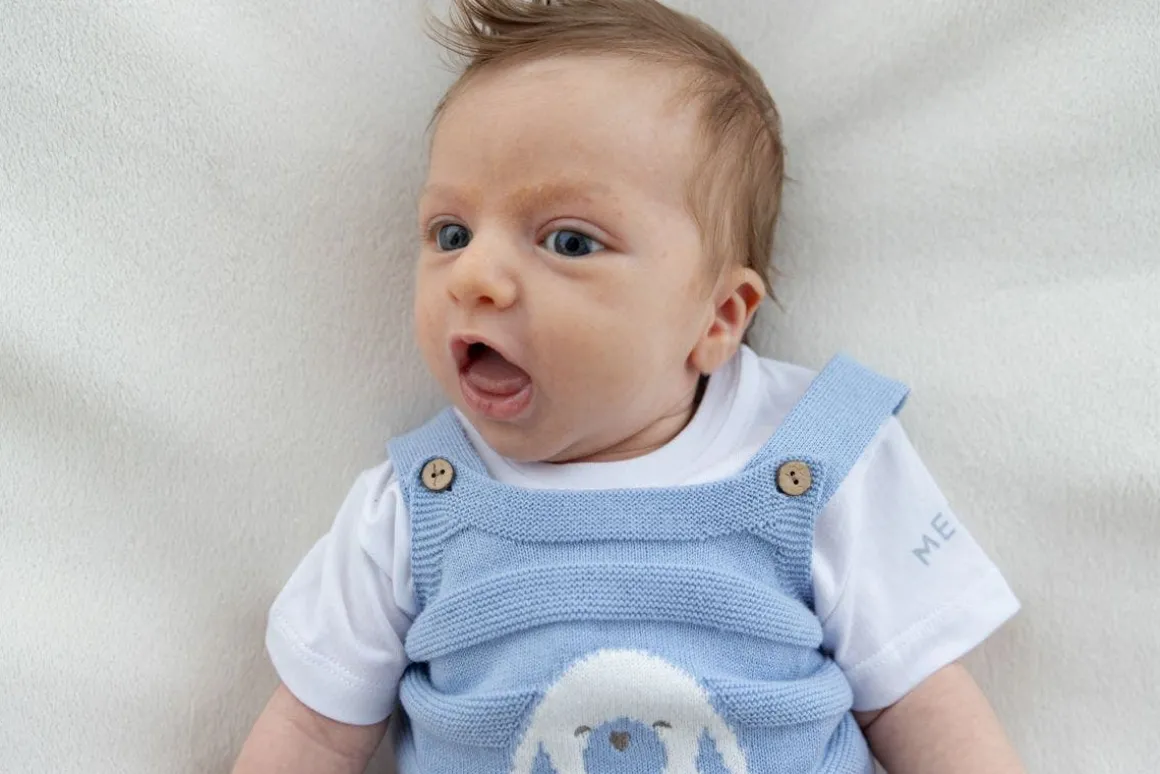 Completo 2 pezzi salopette corta in tricot + t-shirt in jersey per neonato
