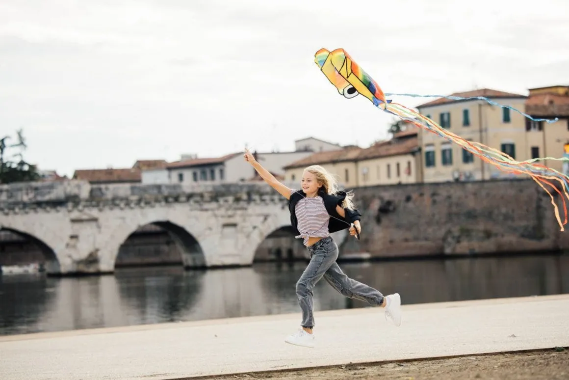 Joggers in felpa slavata per bambina