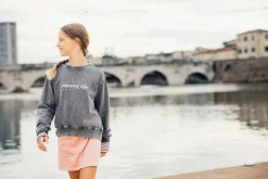 Maglia slavata a maniche lunghe per bambina