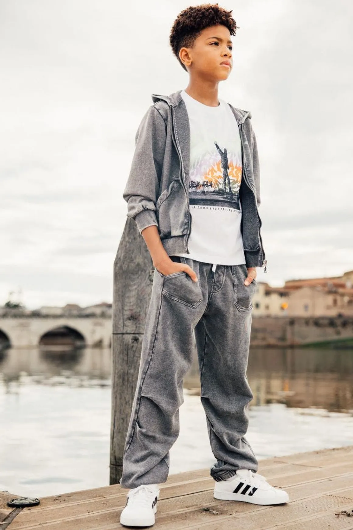 Pantalone in felpa slavata per bambino