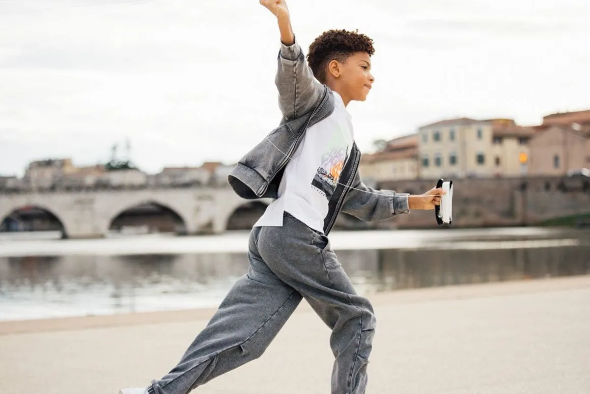 Pantalone in felpa slavata per bambino