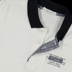 Polo da bambino elegante in piquet bianco.