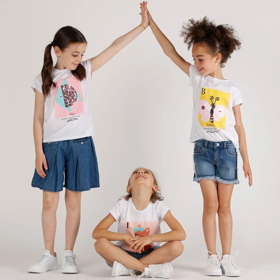 T-shirt con stampa e paillettes da bambina