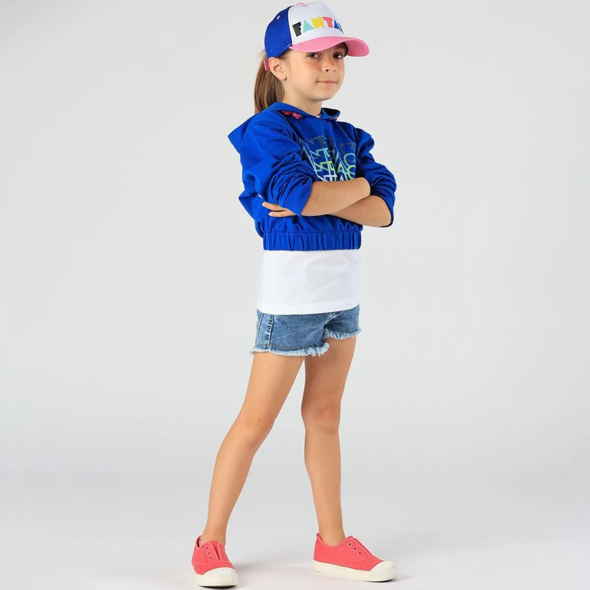 T-shirt con stampa multicolor da bambina