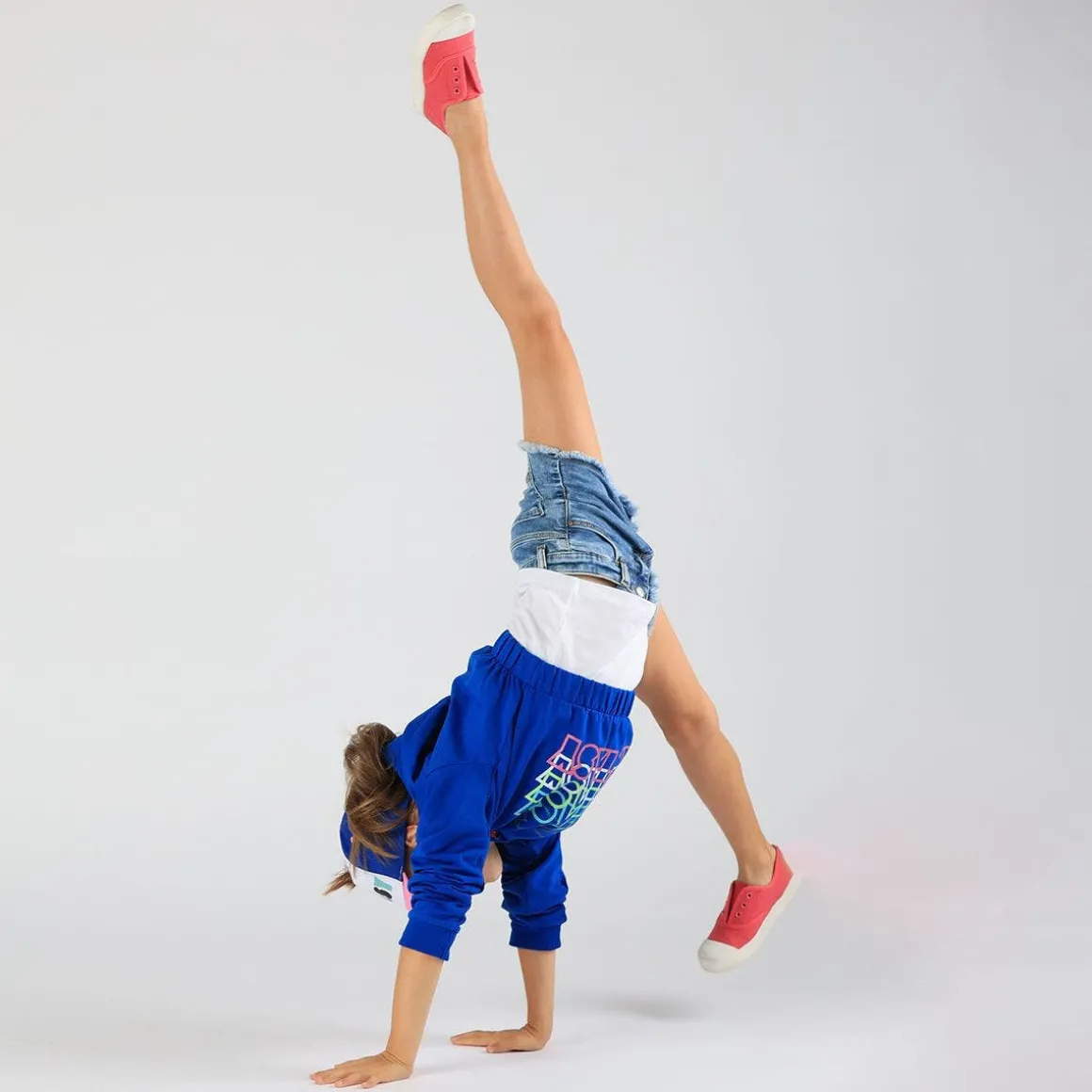 T-shirt con stampa multicolor da bambina
