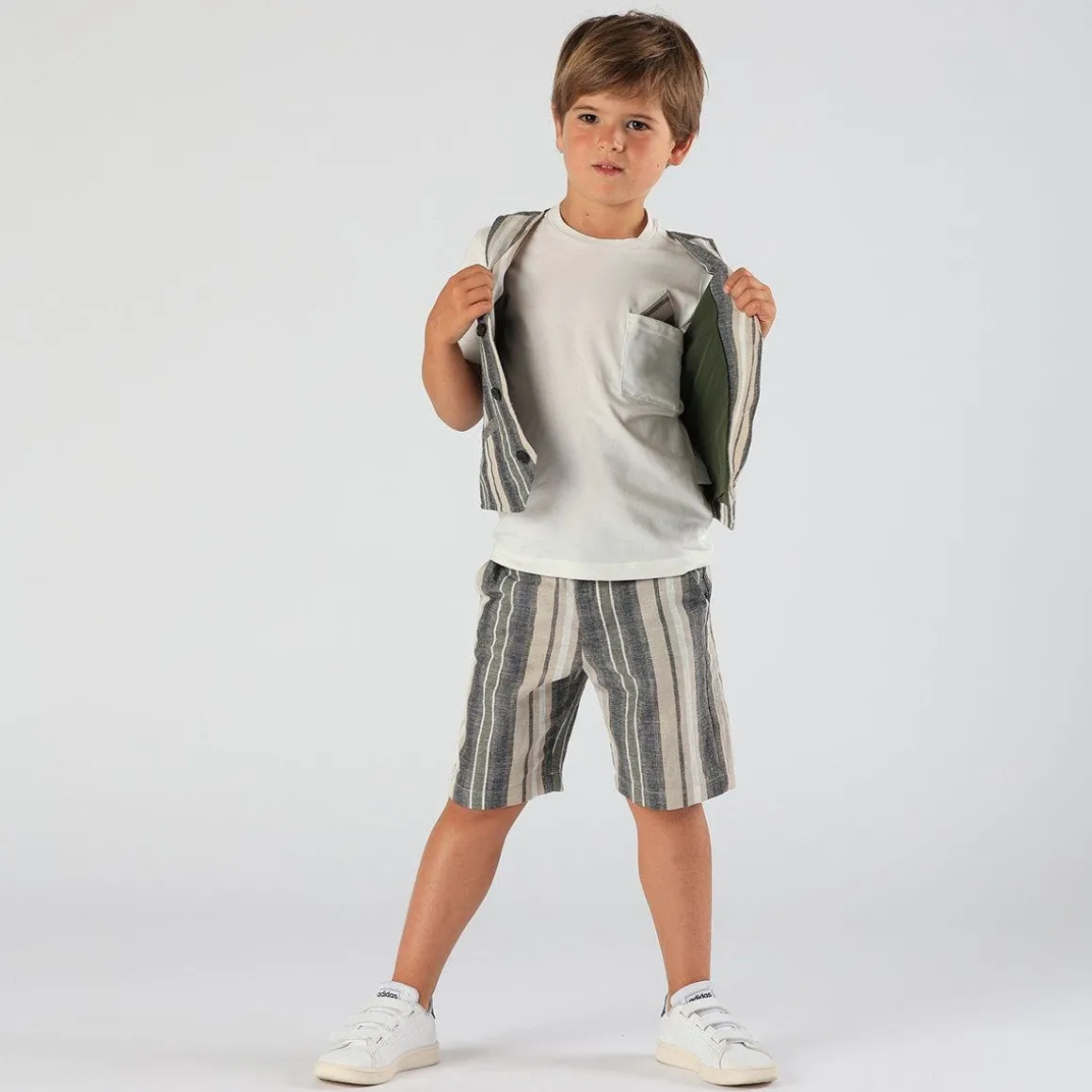 T-shirt da bambino con taschino e fazzoletto