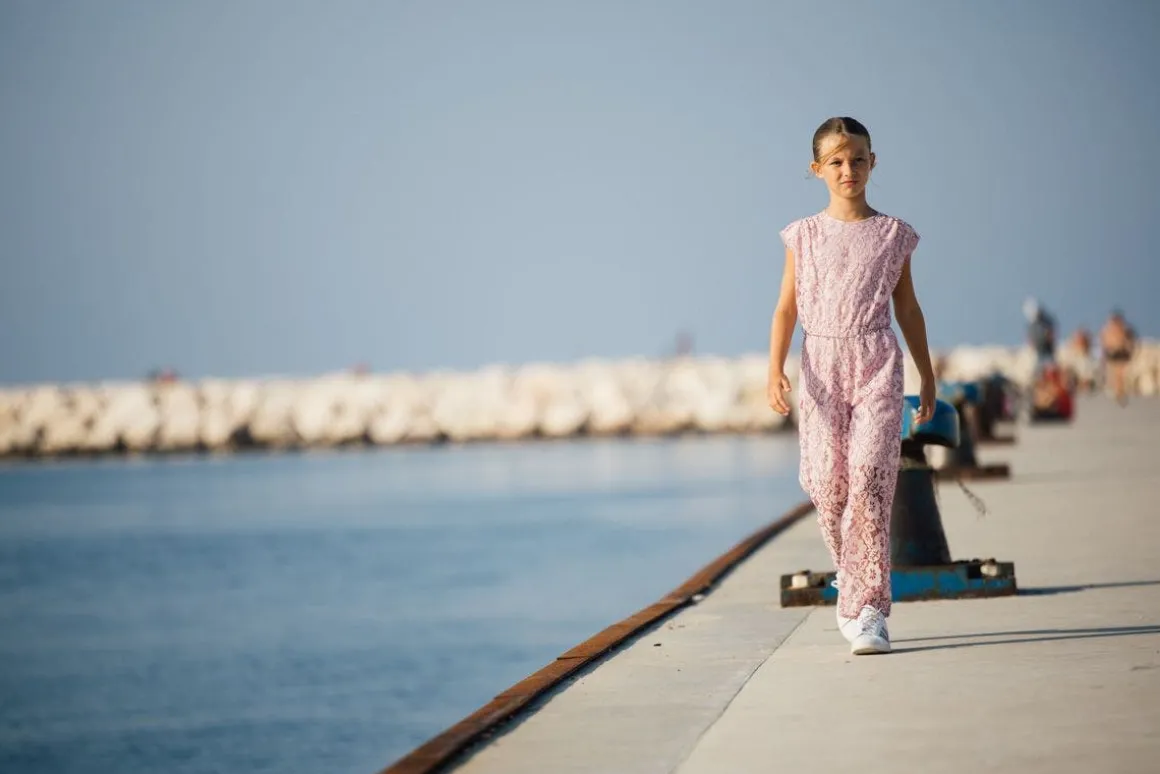 Tuta in pizzo per bambina