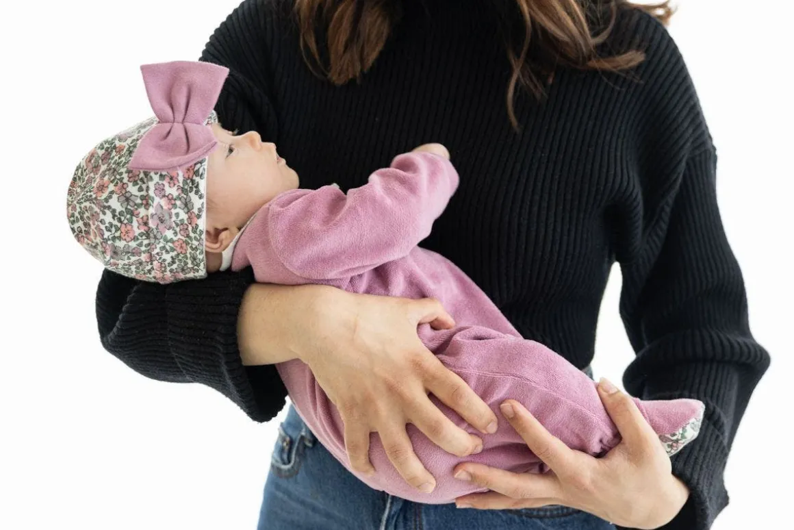 Tutina con piede in ciniglia 100% cotone bio per neonata