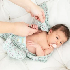 Tutina in cotone biologico a fiorellini liberty da neonata